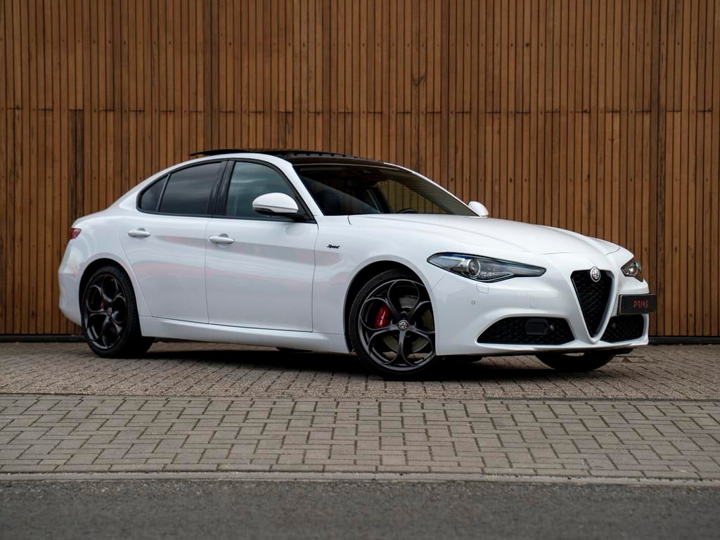 Alfa Romeo Giulia 2.0T Sprint 300pk | Veloce stoelen | Pano-, Automaat, 745 kg, 4 cilinders, Wit