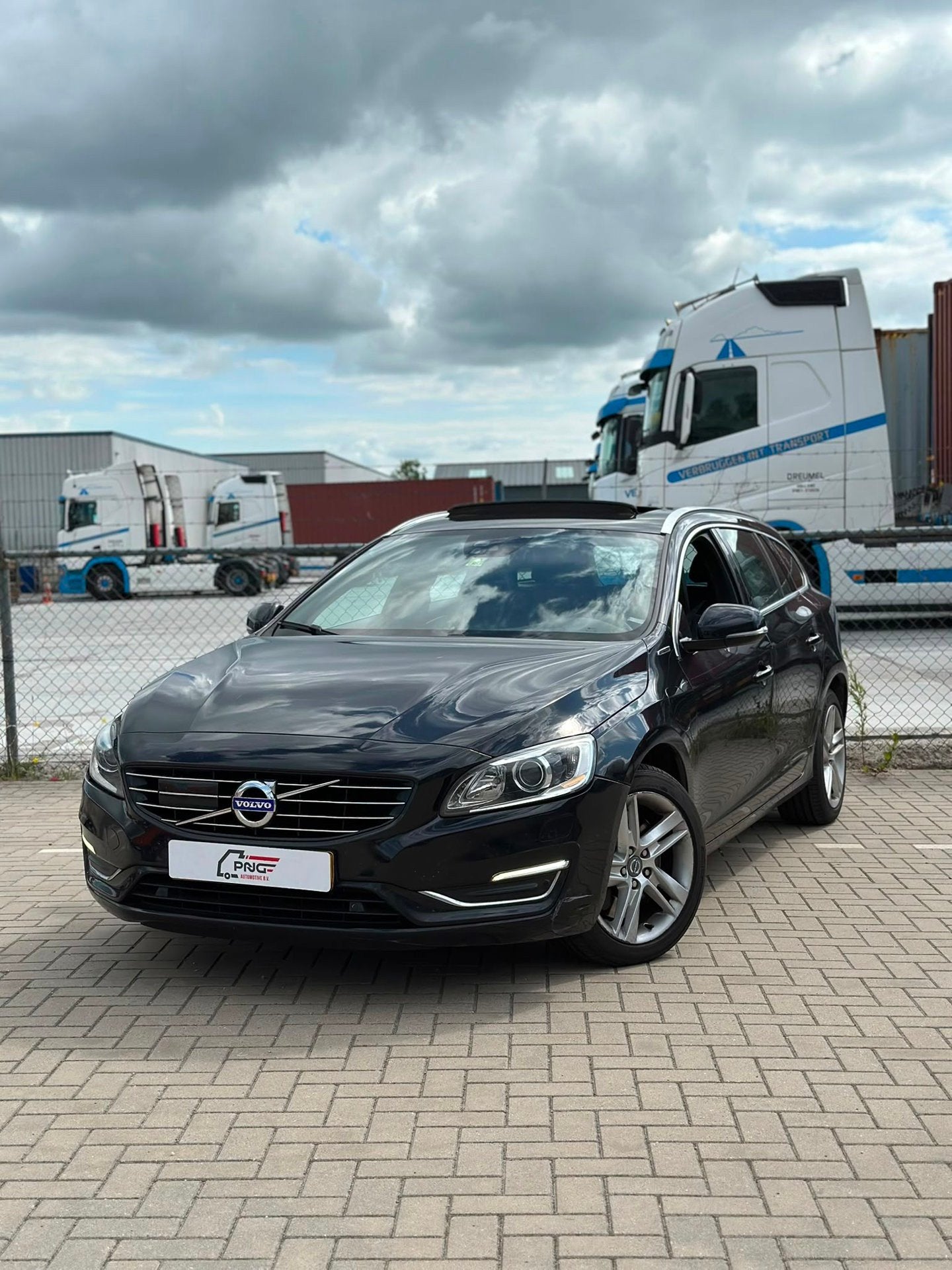 Volvo V60 2.4 D6 AWD Plug-In Hybrid CAMERA - AIRCO - PANO, Automaat, Zwart, Vierwielaandrijving, 4x4