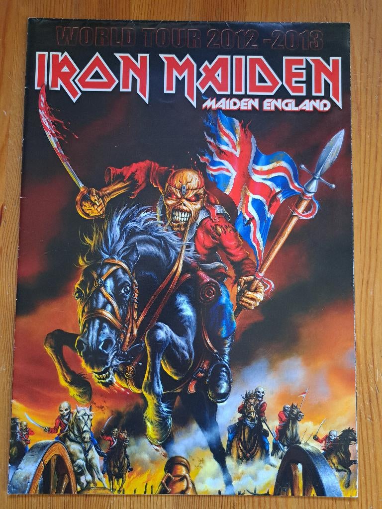 Iron Maiden postertourbook: Maiden England, World Tour 12-13, Cd's en Dvd's, Vinyl | Hardrock en Metal, Ophalen of Verzenden, Zo goed als nieuw