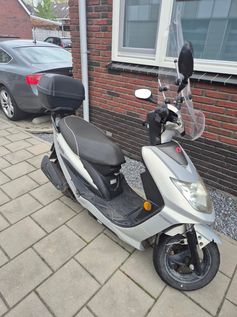Zilverkleurige scooter met topkoffer en windscherm, Gebruikt, Onbekend, Maximaal 45 km/u, Ophalen of Verzenden