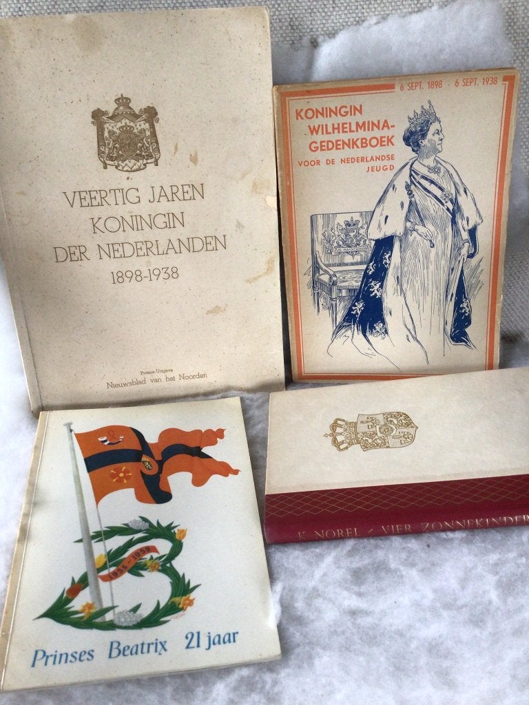 4 oude boeken Koningshuis., Ophalen of Verzenden, Zo goed als nieuw, Tijdschrift of Boek