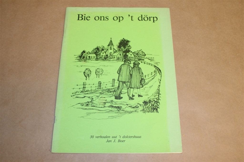 Bie ons op \'t Dörp [1984] — Verhalen in Gronings Dialect, Ophalen of Verzenden, Gelezen