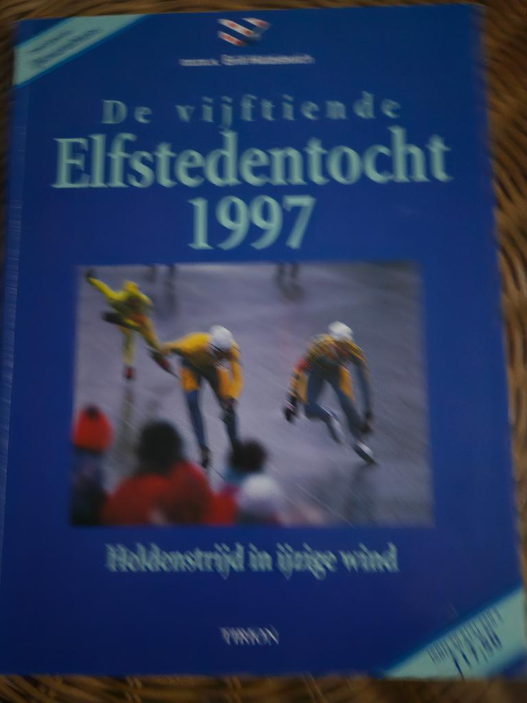 15e Elfstedentocht 1997, 2x naslagwerk, Friese Pers en Trion, Ophalen of Verzenden, Zo goed als nieuw, Balsport