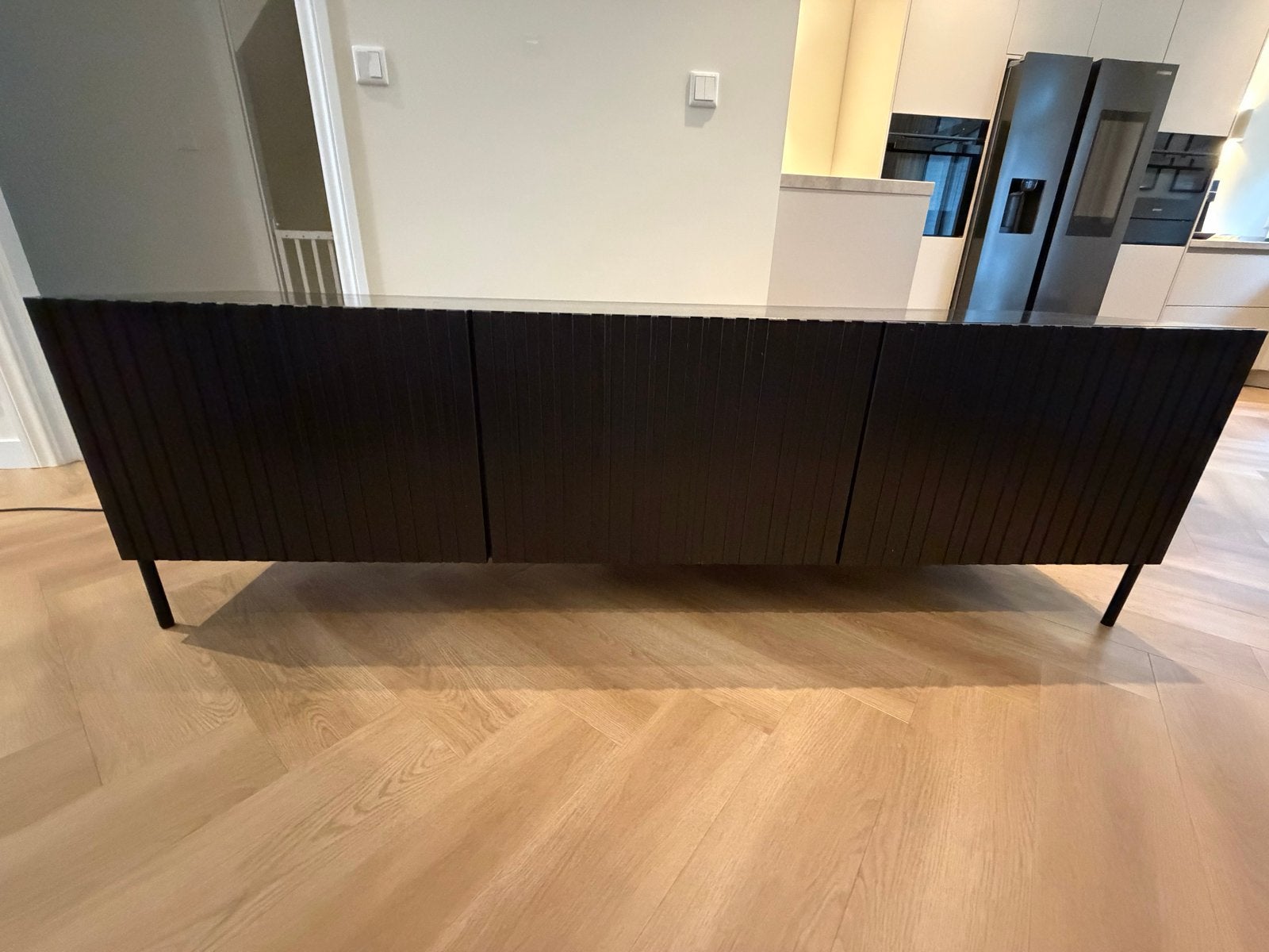 WOOOD tv meubel zwart, Ophalen, Gebruikt, Gravure, 150 tot 200 cm