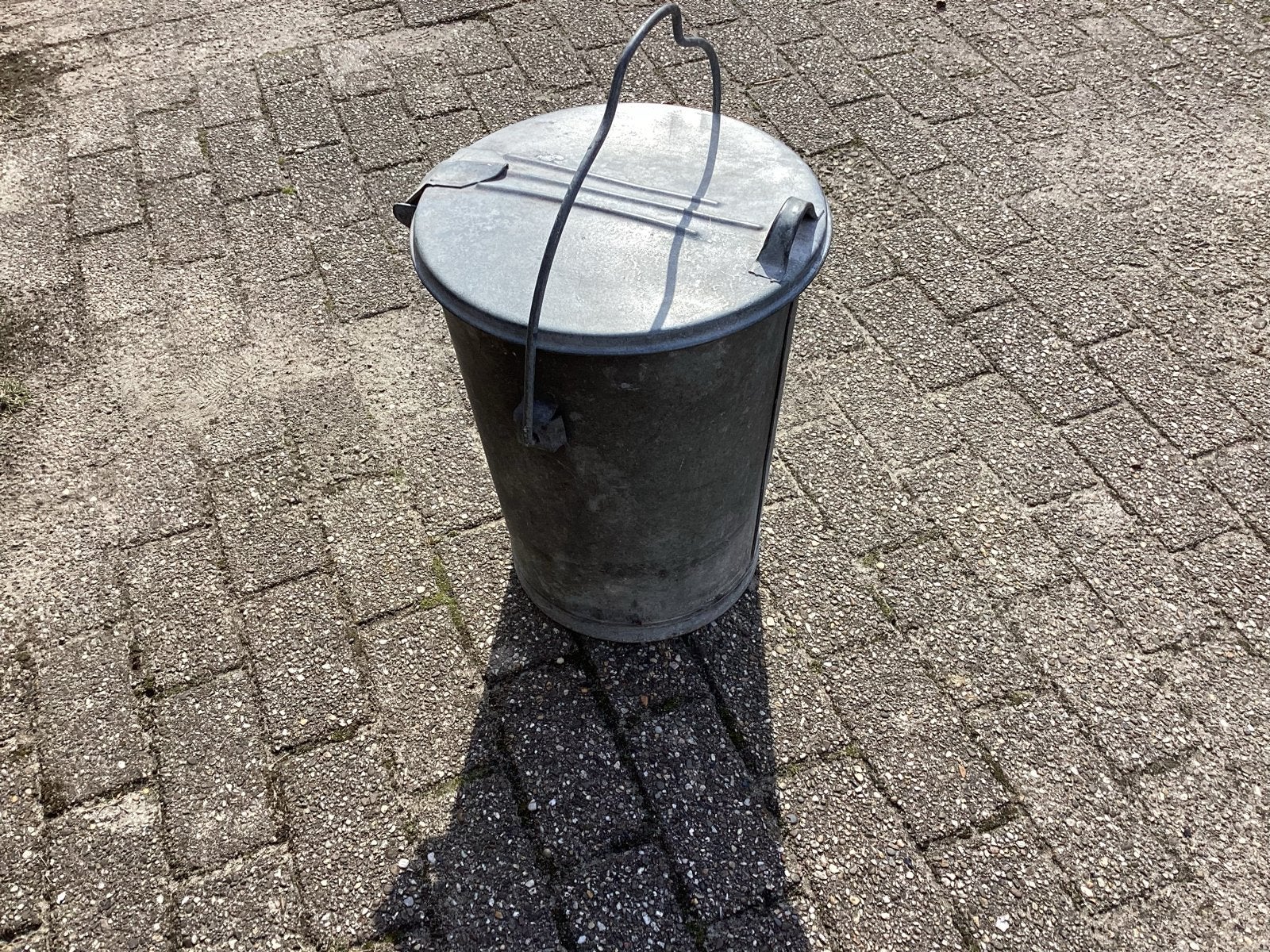 Vintage metalen emmer met deksel, Ophalen