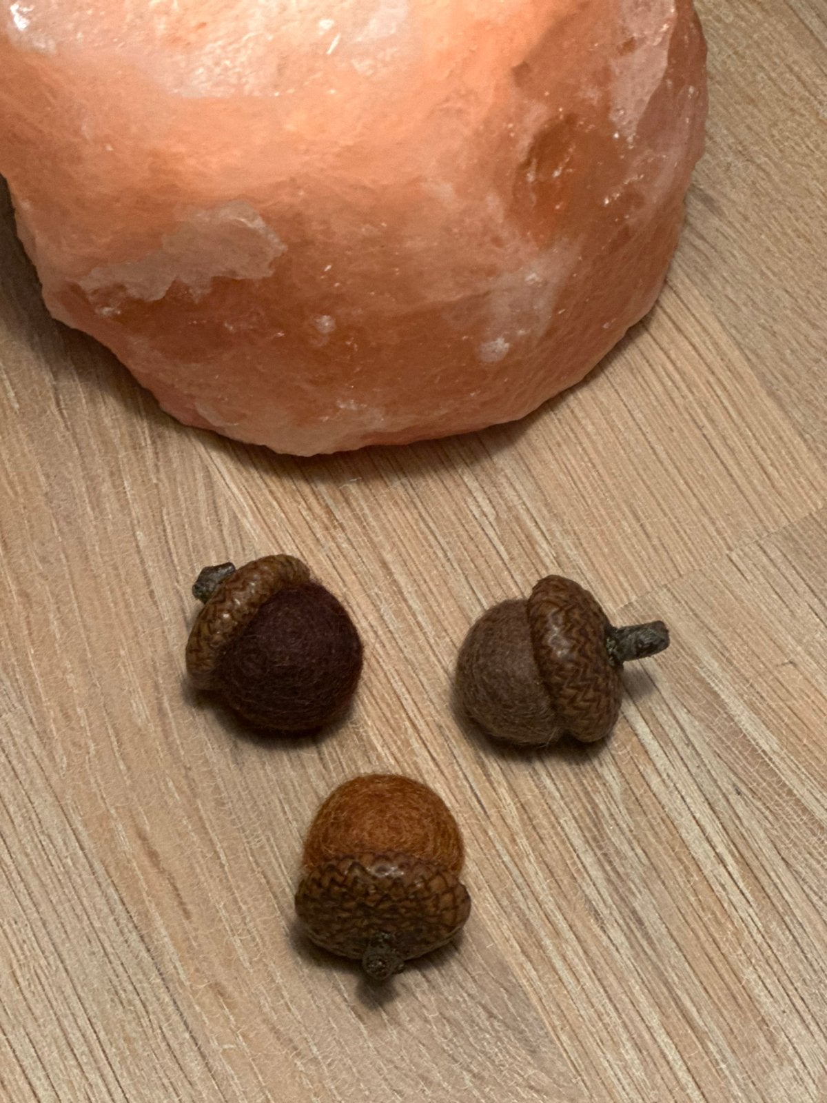 3 woleikels / eikels van wol met een echt eikeldopje, Hobby en Vrije tijd, Ophalen of Verzenden, Nieuw, Figuurtje(s), Wolvilt