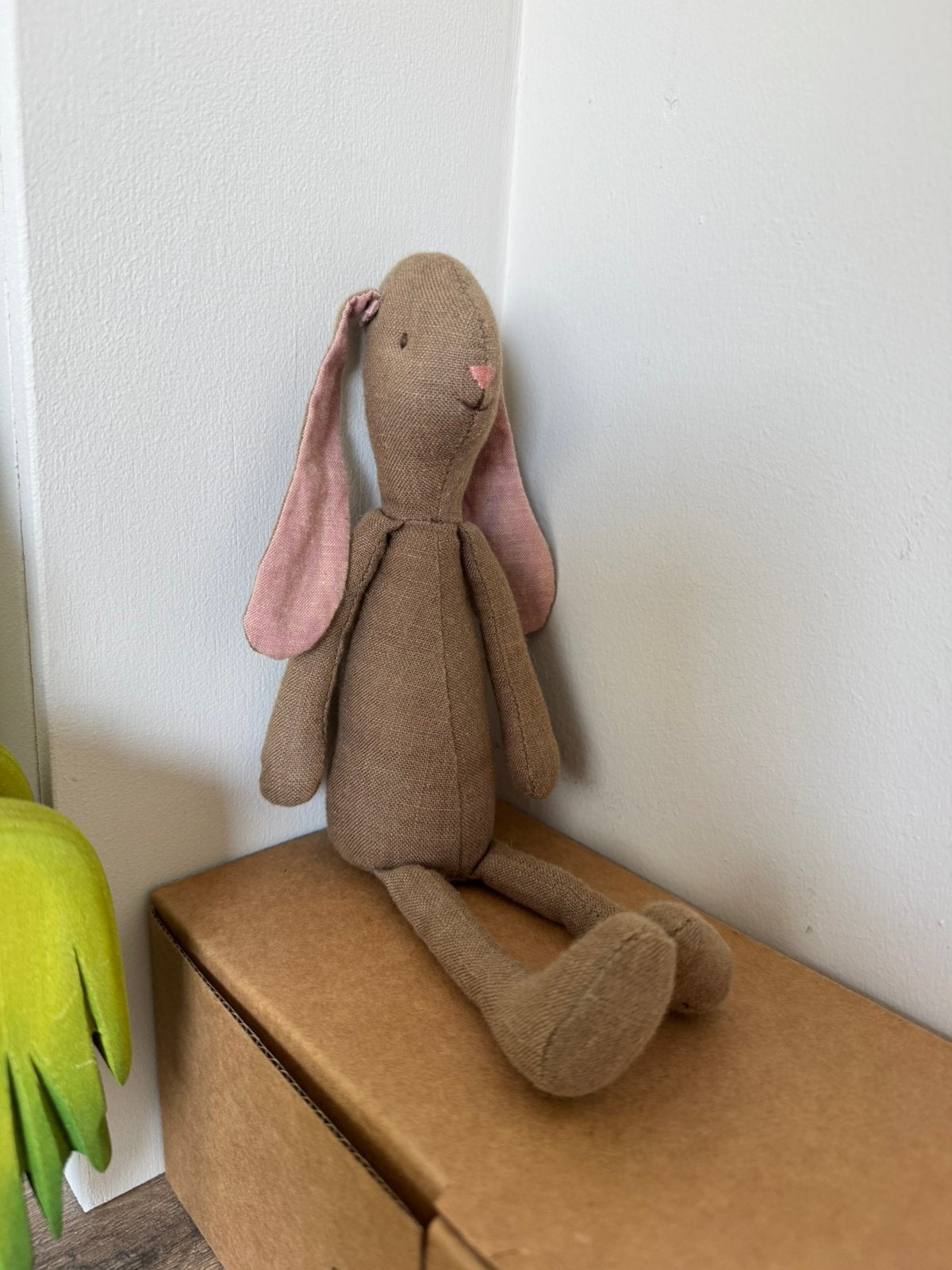 Maileg bunny brown met roze oren, Kinderen en Baby's, Speelgoed | Poppenhuizen, Ophalen of Verzenden, Toebehoren
