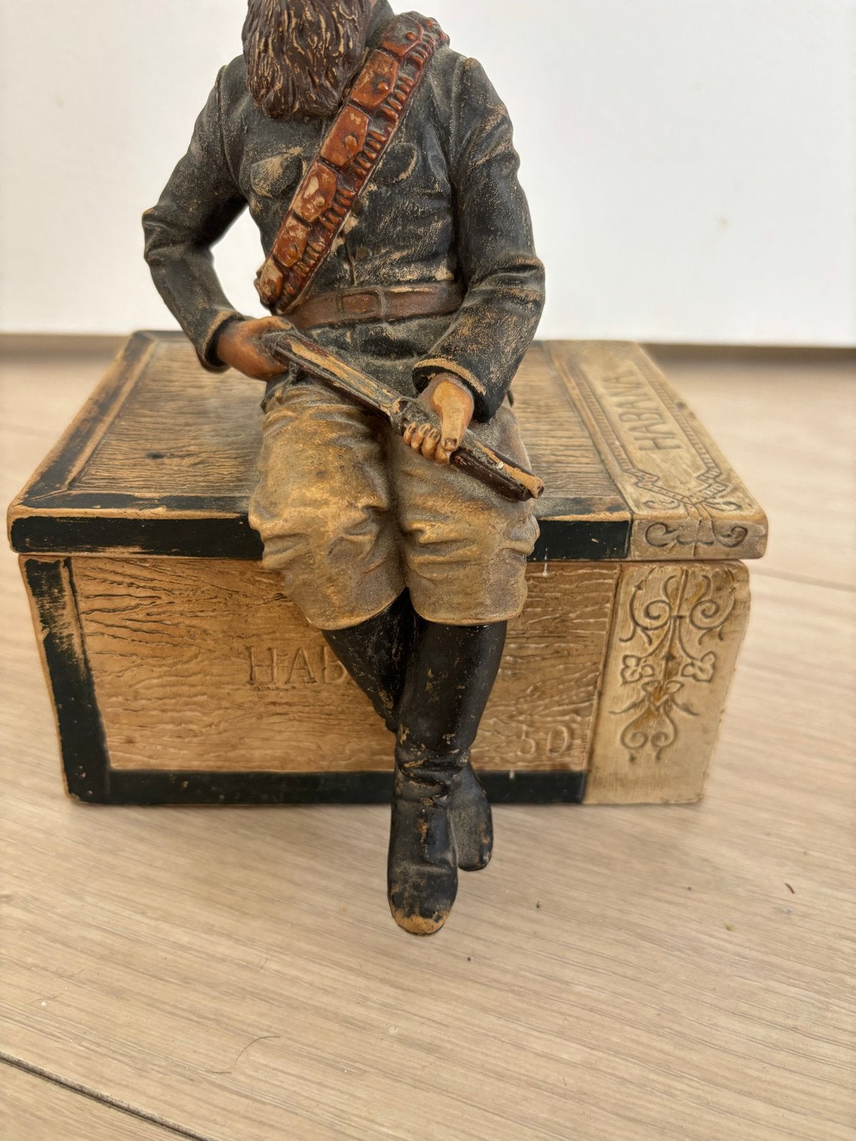 Decoratief Beeld Man met Baard en Hoed op Kist, Ophalen of Verzenden, Handgemaakt, 20 - 50 cm, Beeld