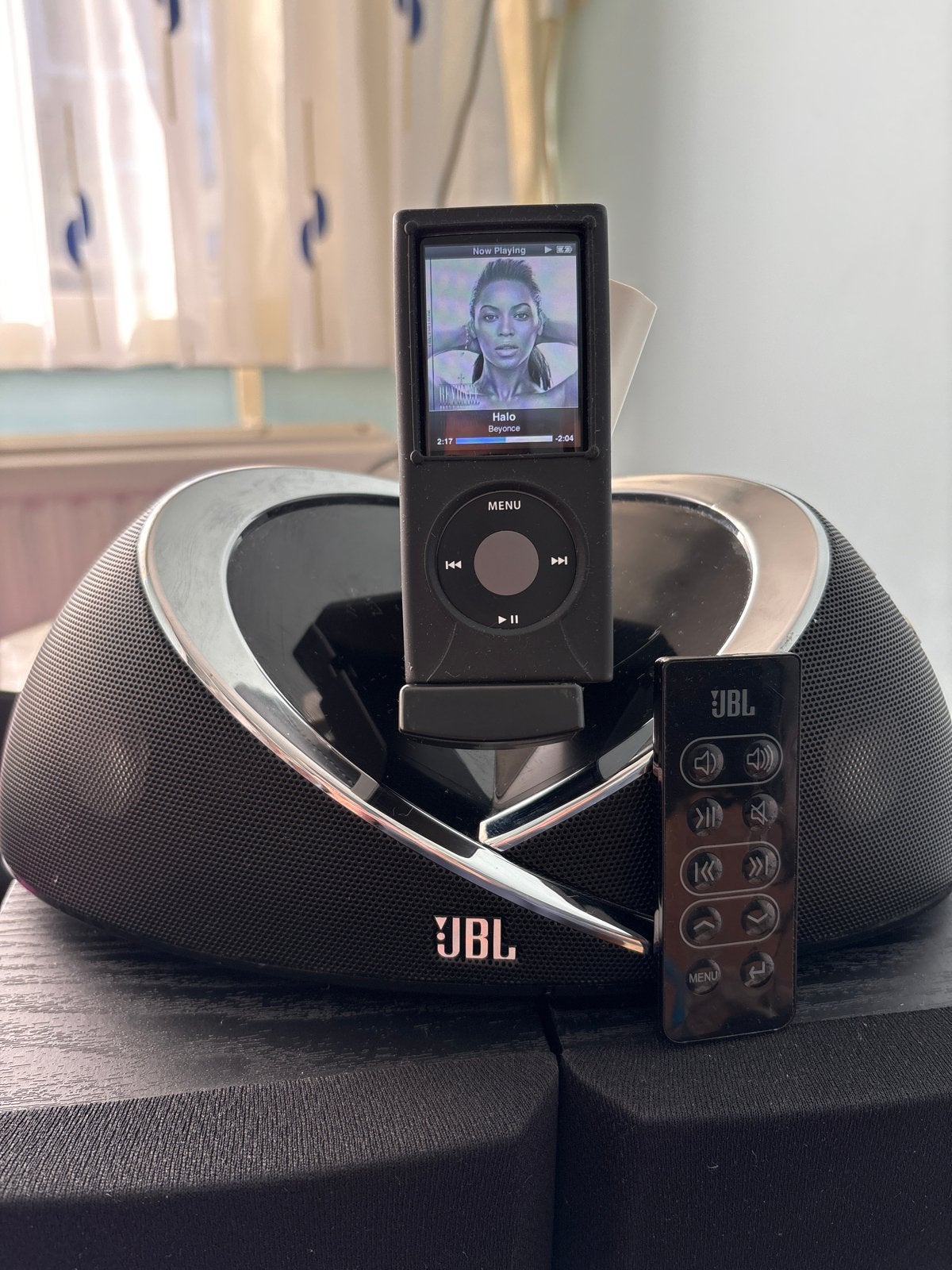 JBL OnBeat iPod Dock met Afstandsbediening, Ophalen, Overige types, Zwart, Minder dan 2 GB
