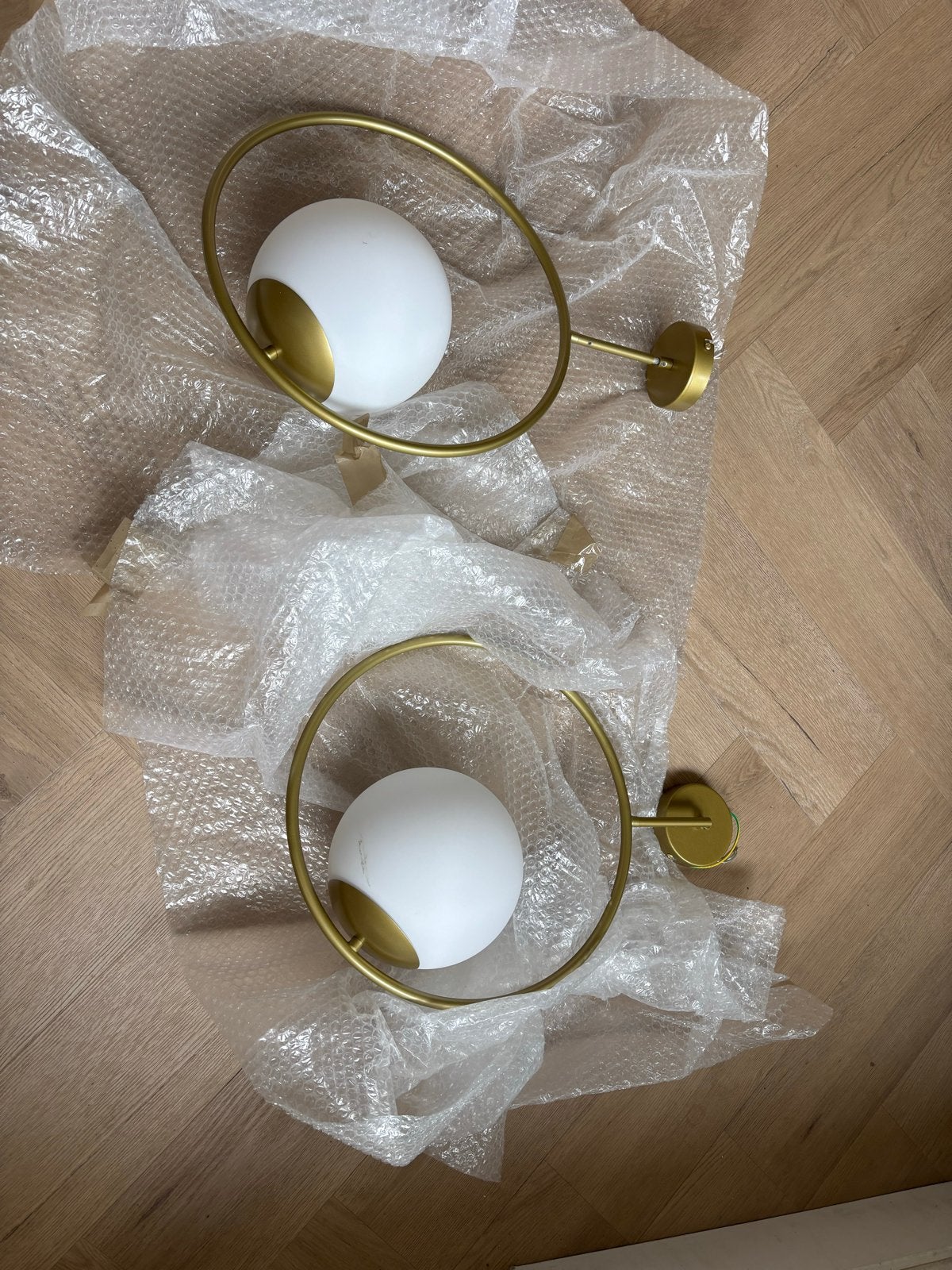 2 gouden hanglampen met melkglas bol, Huis en Inrichting, Ophalen, Zo goed als nieuw, Goud, Metaal