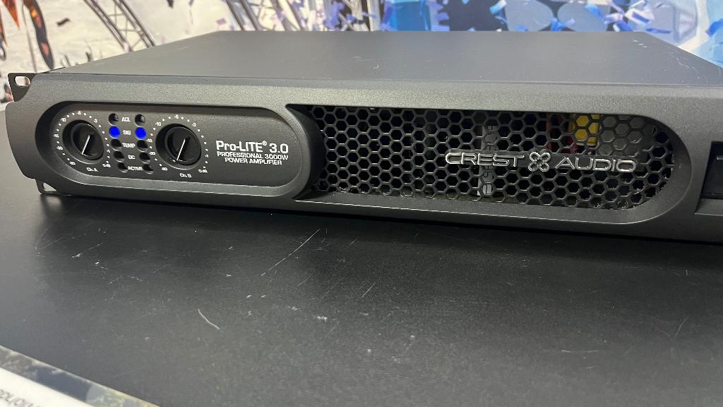 Crest Pro-LITE 3.0 Lightweight Power Amplifier., Ophalen, Zo goed als nieuw, 1000 watt of meer, P.A.