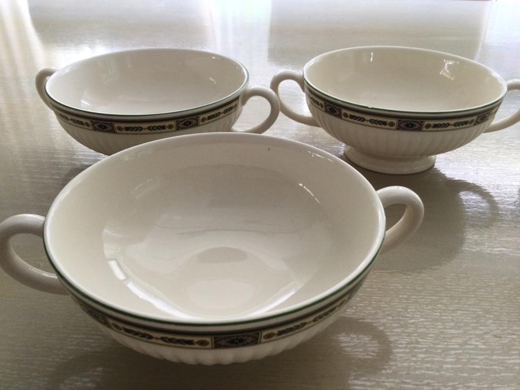 Wedgwood Carlton nog 2 soepkommen waarvan 1 klein chipje, Antiek en Kunst, Ophalen of Verzenden