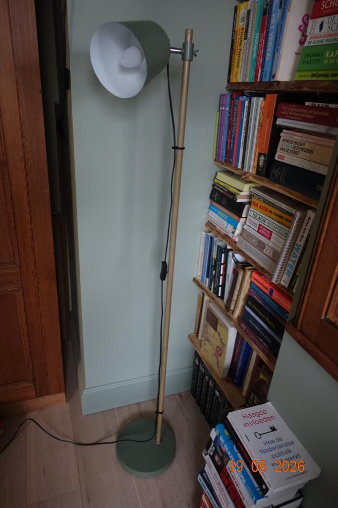 Present Time vloerlamp met houtlook standaard + groene kap, Ophalen, Gebruikt, Metaal, 100 tot 150 cm
