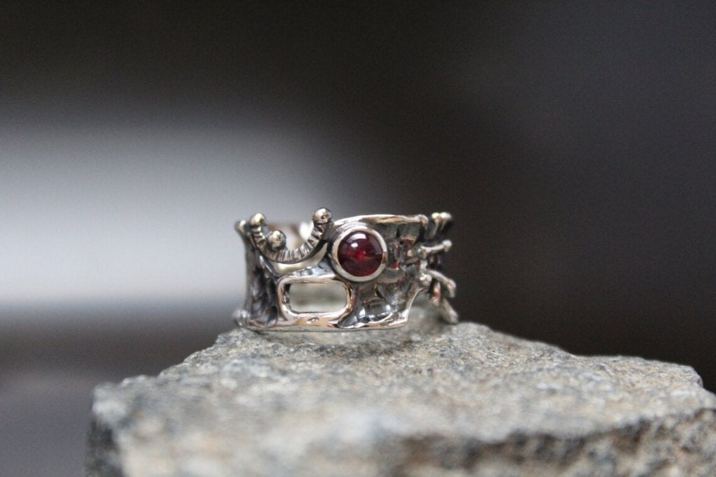 Stoere robuuste ring met dieprode granaat, Verzenden, 19 tot 20, Nieuw, Dame of Heer