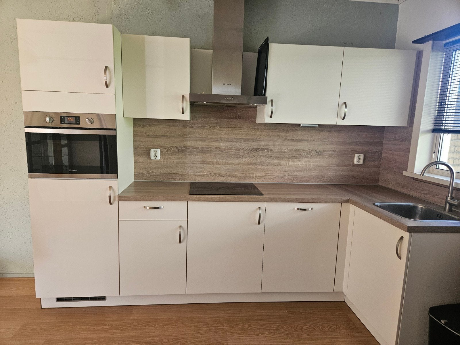 Complete hoekkeuken met Indesit apparatuur, Ophalen