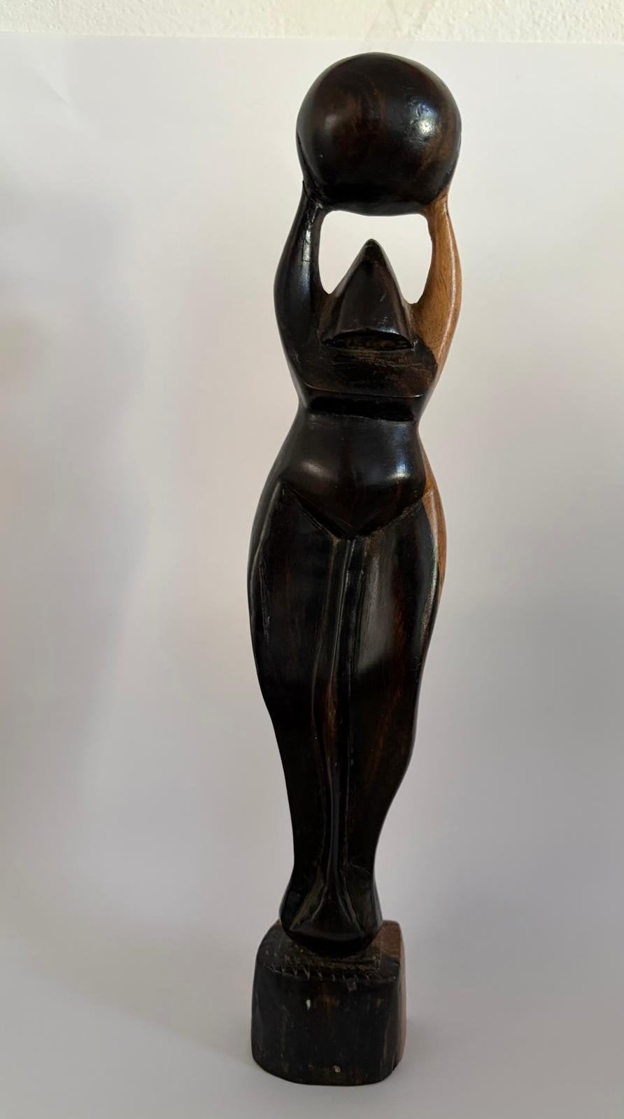 Houten sculptuur vrouw met bol - Sri Lanka, Antiek en Kunst, Kunst | Beelden en Houtsnijwerken, Ophalen of Verzenden, Handgemaakt