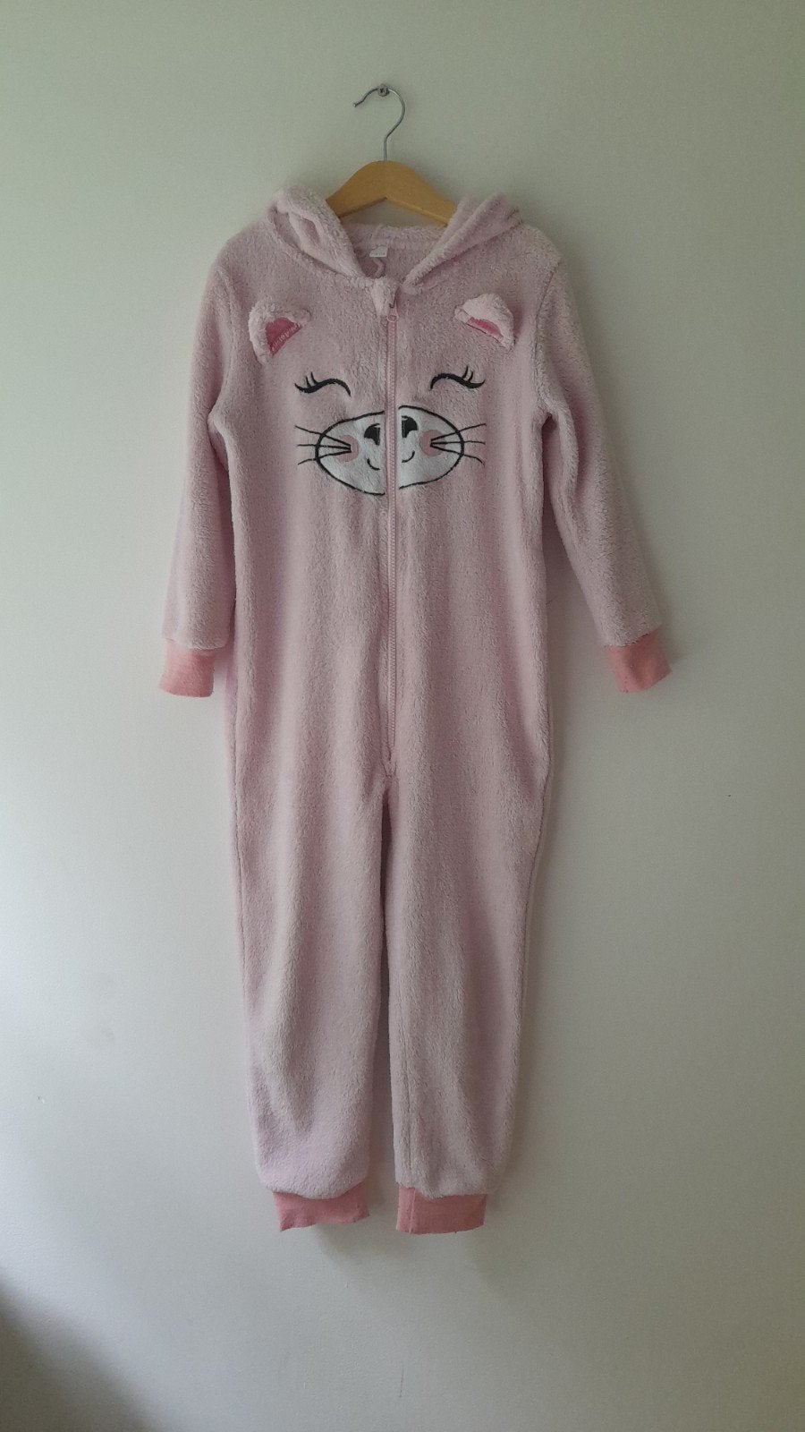 Katten onesie lichtroze maat 110-116, Gebruikt, Meisje, Ophalen of Verzenden, Nacht- of Onderkleding