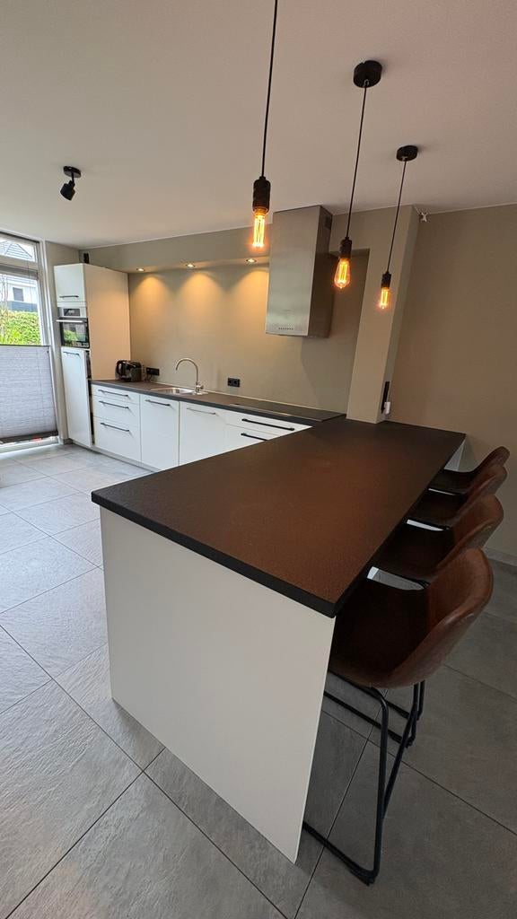 Ruime keuken met bar - Tulp keukens, Huis en Inrichting, Keuken | Complete keukens, Ophalen, Gebruikt, Graniet of Steen, Hoekkeuken