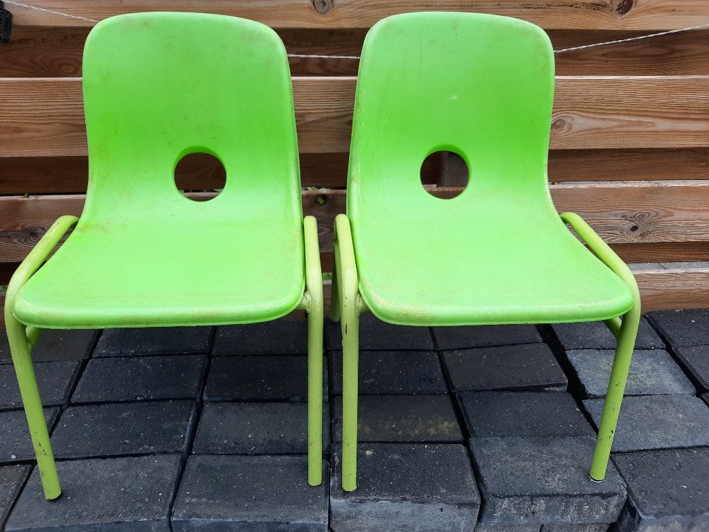 2 groene kinderstoelen,stapelbaar, Ophalen, Gebruikt, -, -