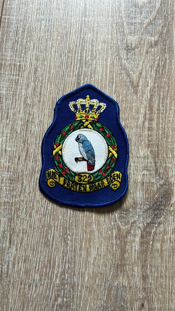 embleem van het 322 Squadron van de Koninklijke Luchtmacht, Verzamelen, Ophalen of Verzenden, Zo goed als nieuw, Patch, Badge of Embleem
