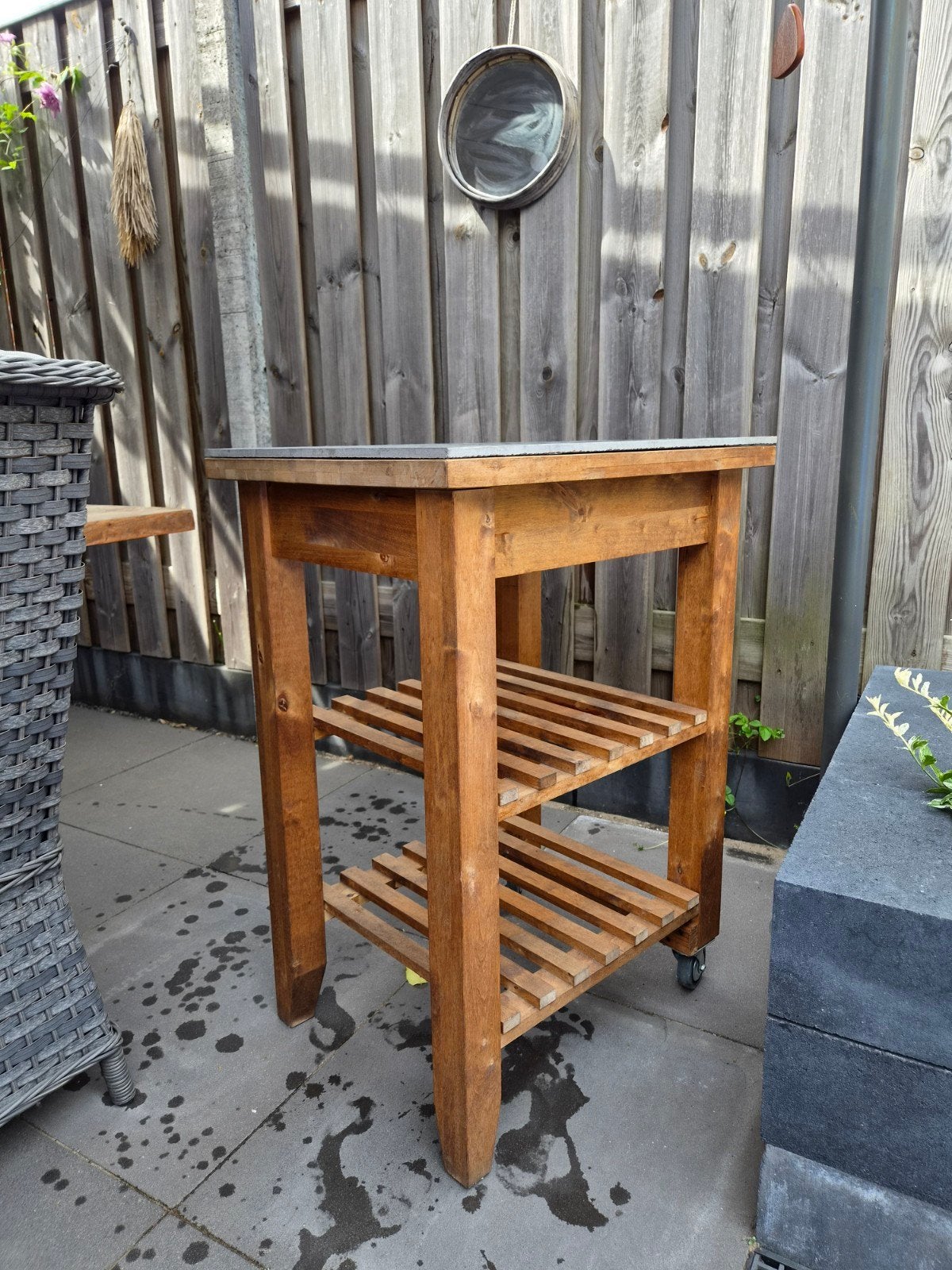 Houten bijzettafel met stenen blad en wieltjes, Ophalen