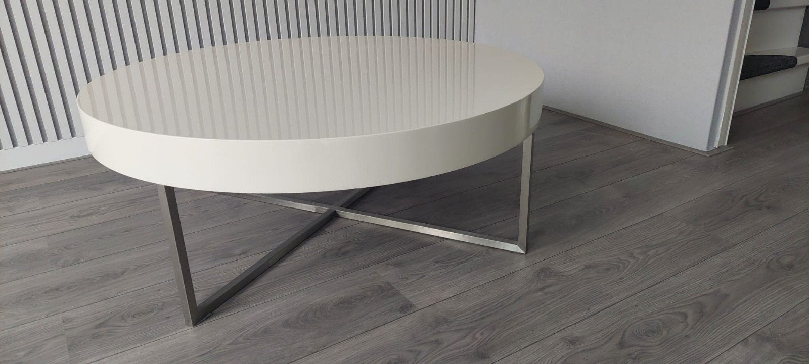 Moderne ronde salontafel, wit met metalen onderstel, Ophalen, Overige materialen, 50 tot 100 cm, Rond