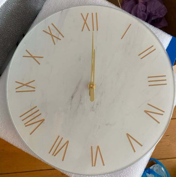 Moderne wandklok met marmerlook en Romeinse cijfers, Wandklok, Wit, Analoog, Werkt op batterijen