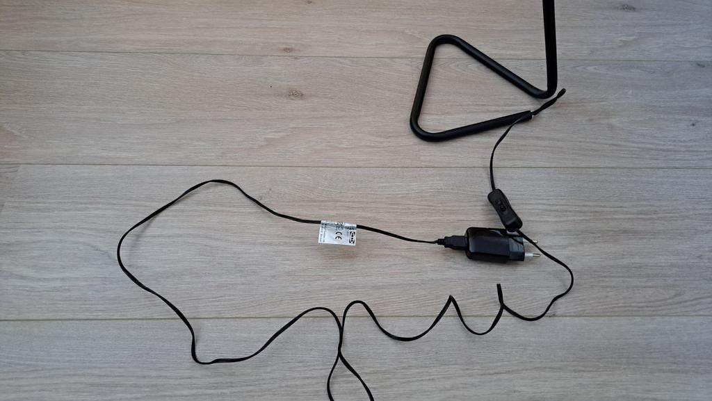 LED bureaulamp zwart (Ikea) met USB aansluiting, Ophalen of Verzenden, Zo goed als nieuw