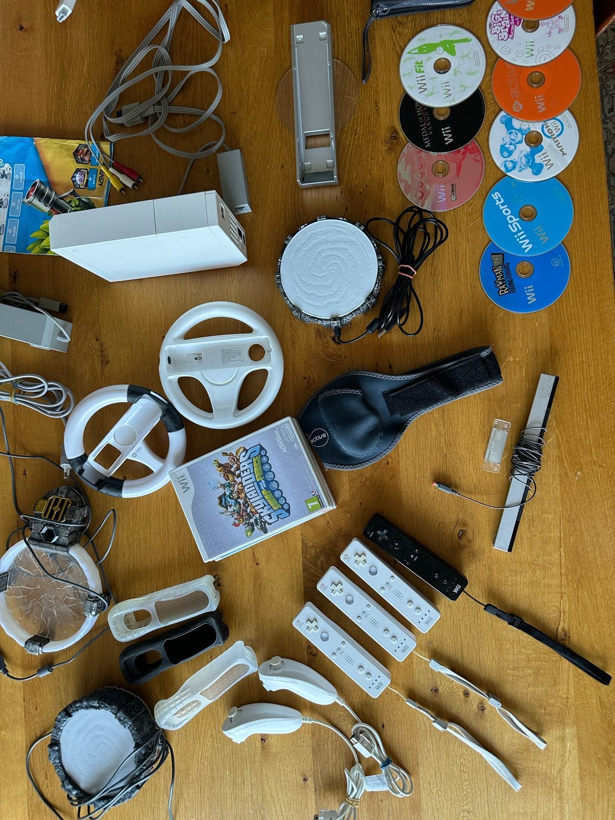Nintendo Wii + 4 controllers + Balance Board + games, Ophalen of Verzenden, Zo goed als nieuw, Met 3 controllers of meer, Met stuurtje