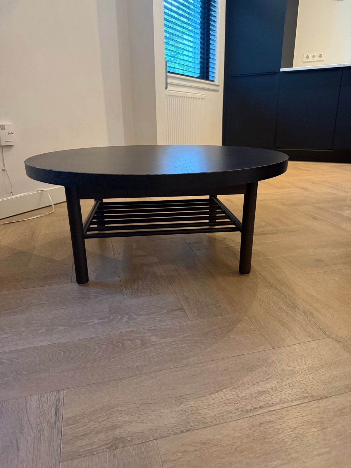 Stijlvolle Zwarte Ronde Salontafel met Opbergruimte, Huis en Inrichting, Rond, Zo goed als nieuw, 5 – 50, Overige houtsoorten
