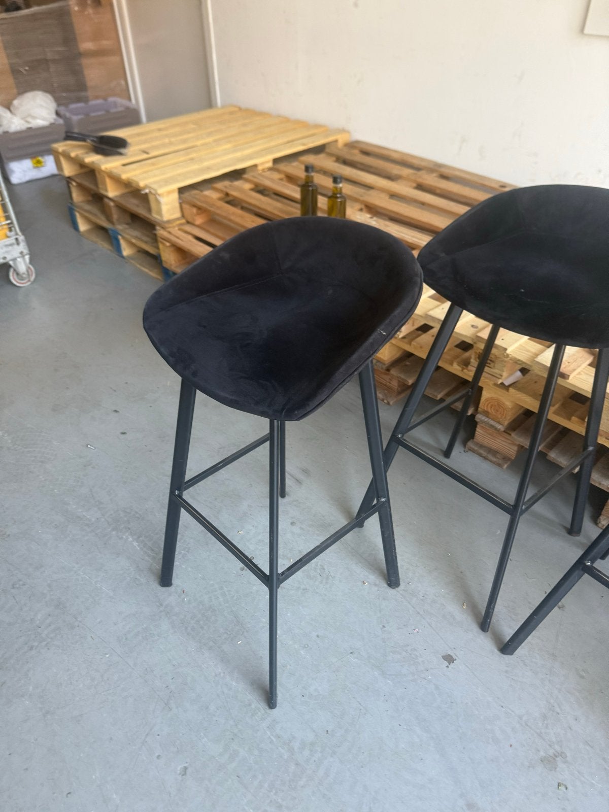 Zwarte barkrukken met fluwelen zitting, Ophalen, 60 tot 90 cm, Metaal, Gebruikt