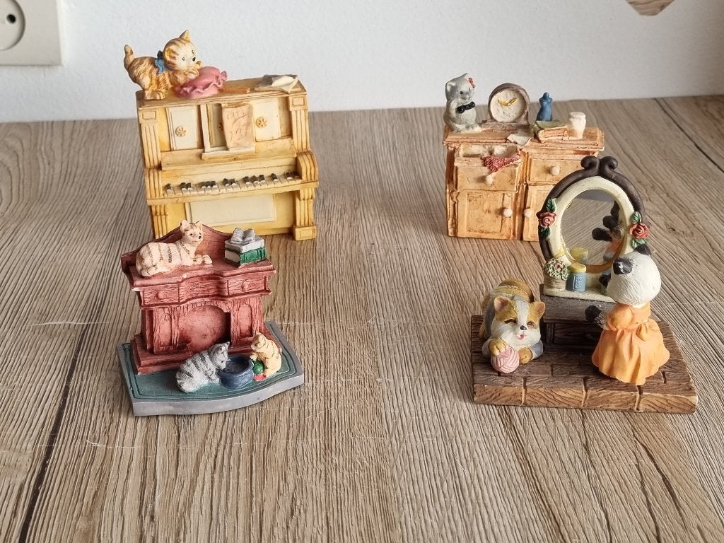 4 Prachtige Vintage Cats Doll House Ornamenten Kat Poes, Verzenden, Gebruikt, Hond of Kat, Beeldje of Figuurtje