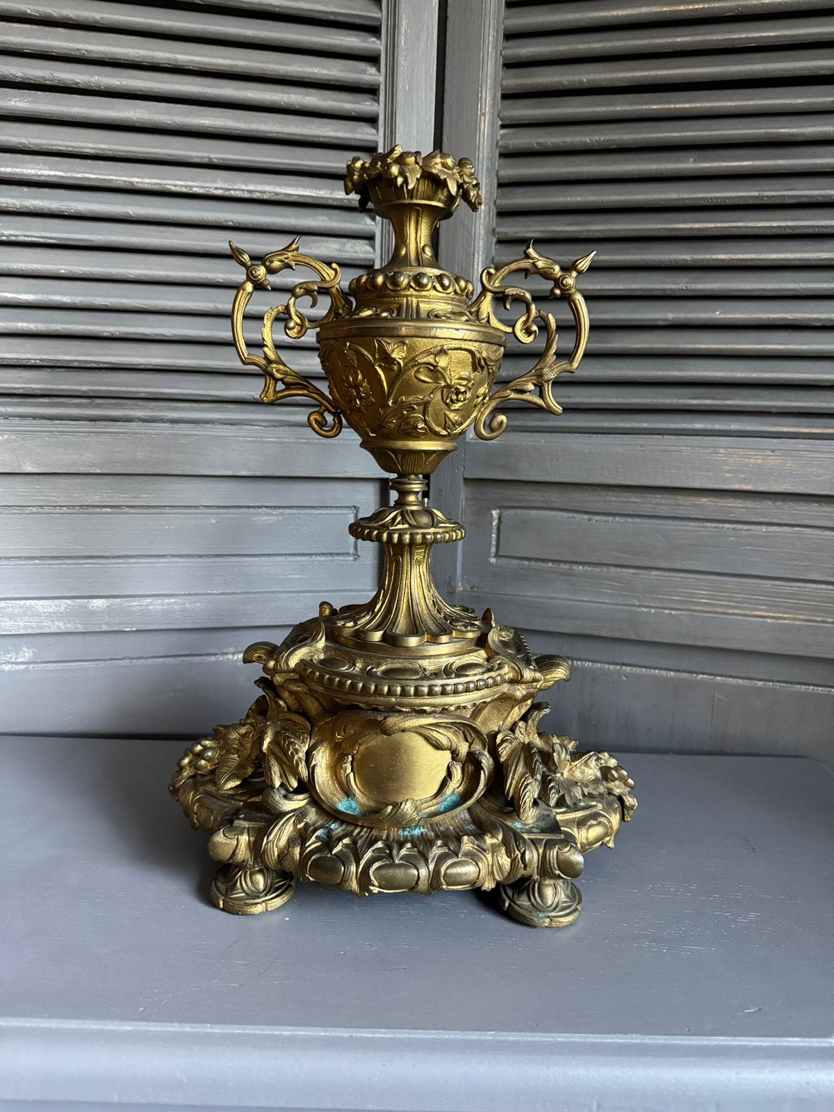 Franse zware ormulu kandelaar in Napoleon lll/Rococo stijl, Antiek en Kunst, Antiek | Kandelaars, Koper of Brons, Ophalen of Verzenden