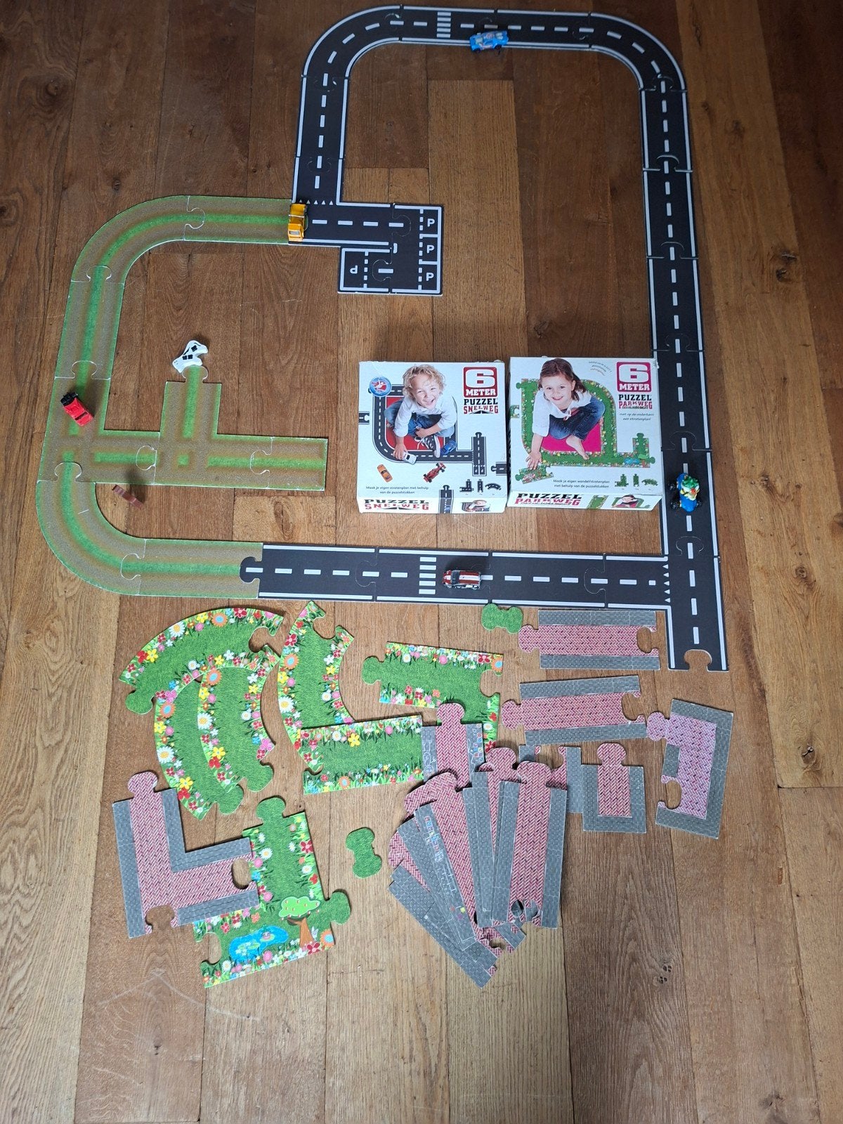 2x dubbelzijdige vloerpuzzel Snelweg & Parkweg + auto's, Ophalen of Verzenden