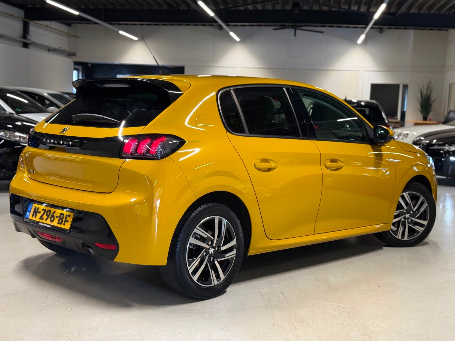Peugeot 208 1.2 101PK Allure Pack Automaat|Carplay|Camera|, Auto's, Dealer onderhouden, 101 pk, Gebruikt, Leder en Stof