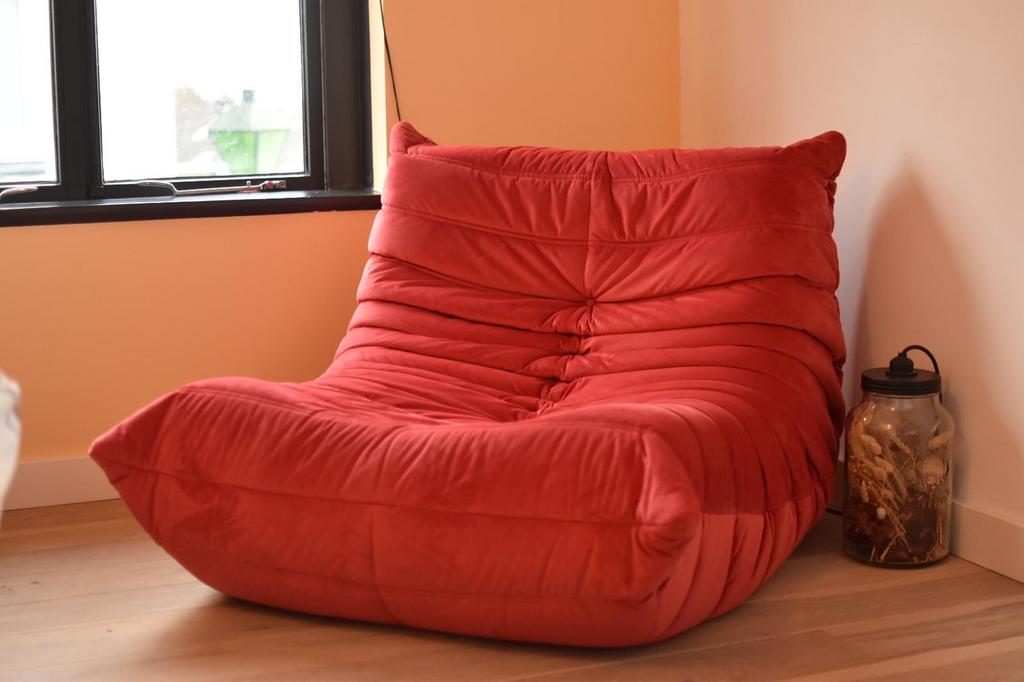 Ligne Roset Togo Fauteuil - Rode/roze stof, Huis en Inrichting, Fauteuils, Ophalen, Gebruikt, 100 tot 125 cm, 75 tot 100 cm