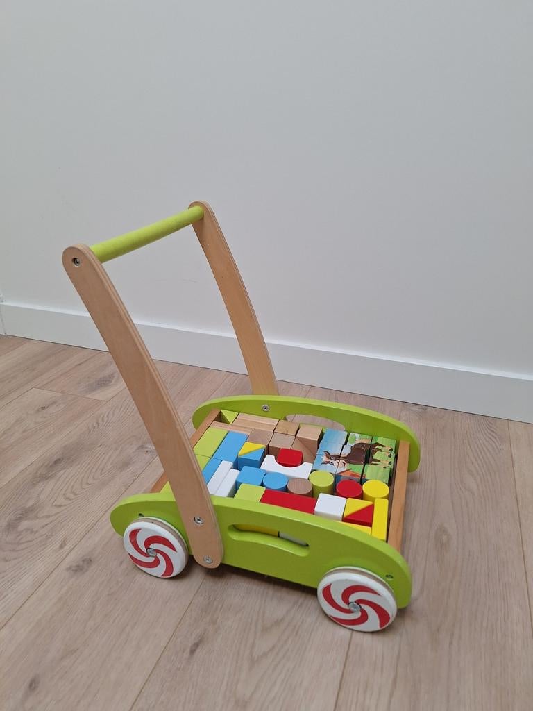 Houten loopwagen met blokken, Kinderen en Baby's, Speelgoed | Houten speelgoed, Ophalen of Verzenden, Zo goed als nieuw, Duw- of Trekspeelgoed