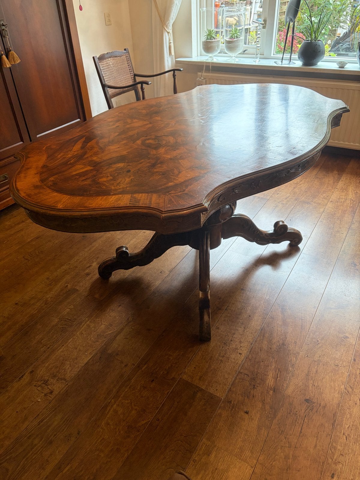 Antieke eettafel met prachtig houtsnijwerk, Ophalen