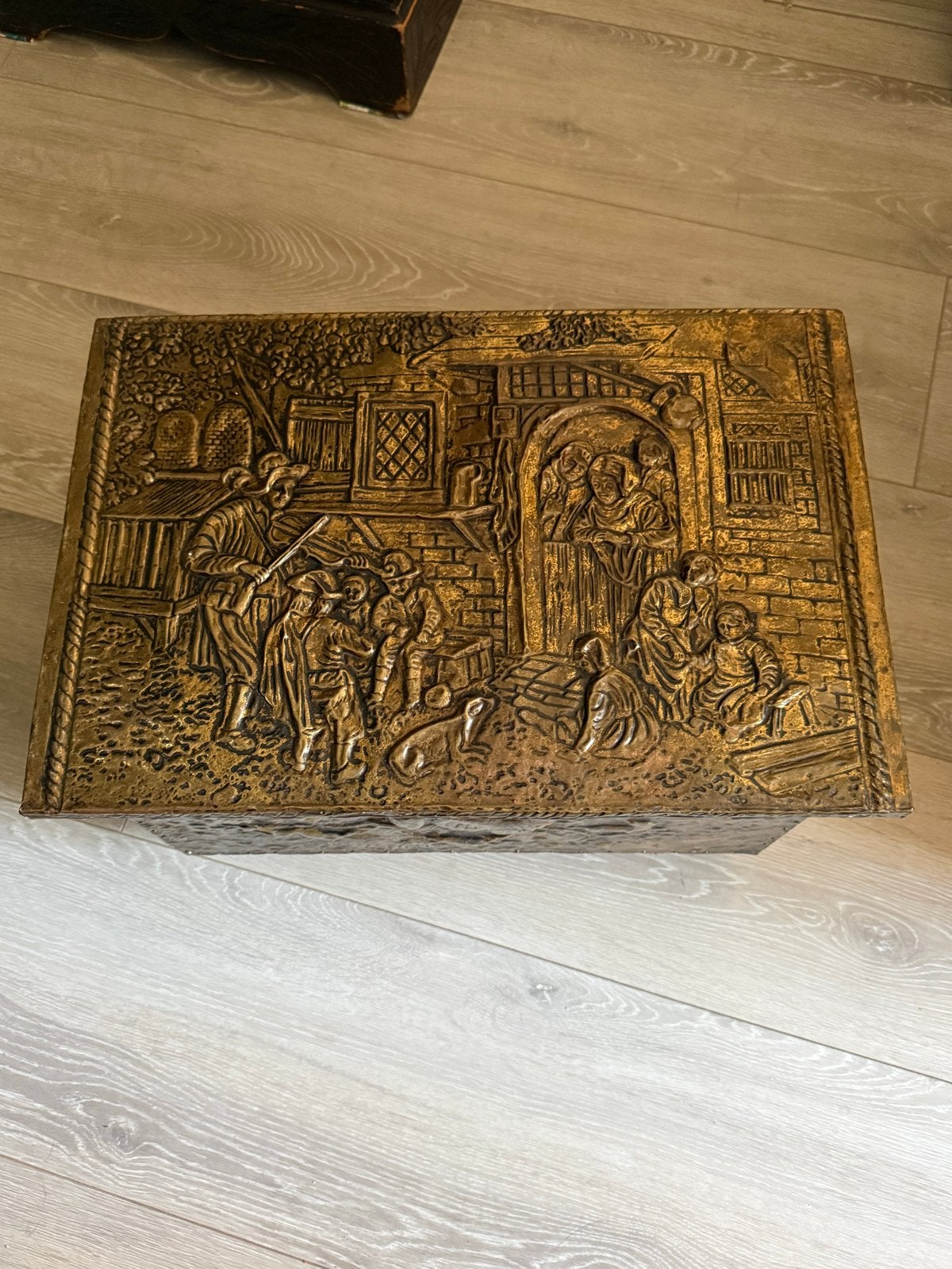 Antieke houten kist met reliëfdecoratie, Antiek en Kunst, Ophalen
