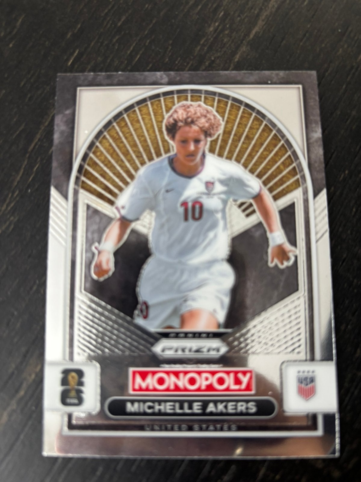 Panini Monopoly Prizm 2026 - Michelle Akers #90, Verzamelen, Verzenden, Nieuw, Buitenlandse clubs, Poster, Plaatje of Sticker