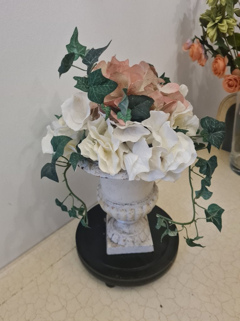 Vintage gietijzeren tuinvaas met kunstbloemen set 39,95, Antiek en Kunst, Curiosa en Brocante, Ophalen of Verzenden