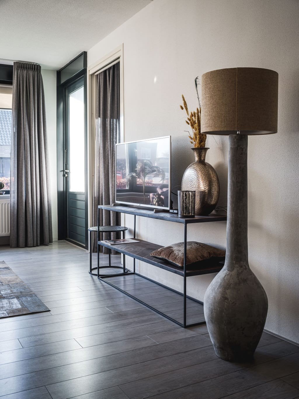 Vloerlamp met grote betonnen voet – industrieel / landelijk, Ophalen, Landelijk modern industrieel, E27 (groot), Zo goed als nieuw