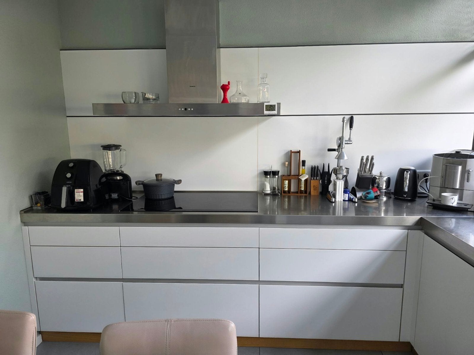 Moderne witte hoekkeuken met Siemens apparatuur, Ophalen, Gebruikt, Wit, Hoekkeuken