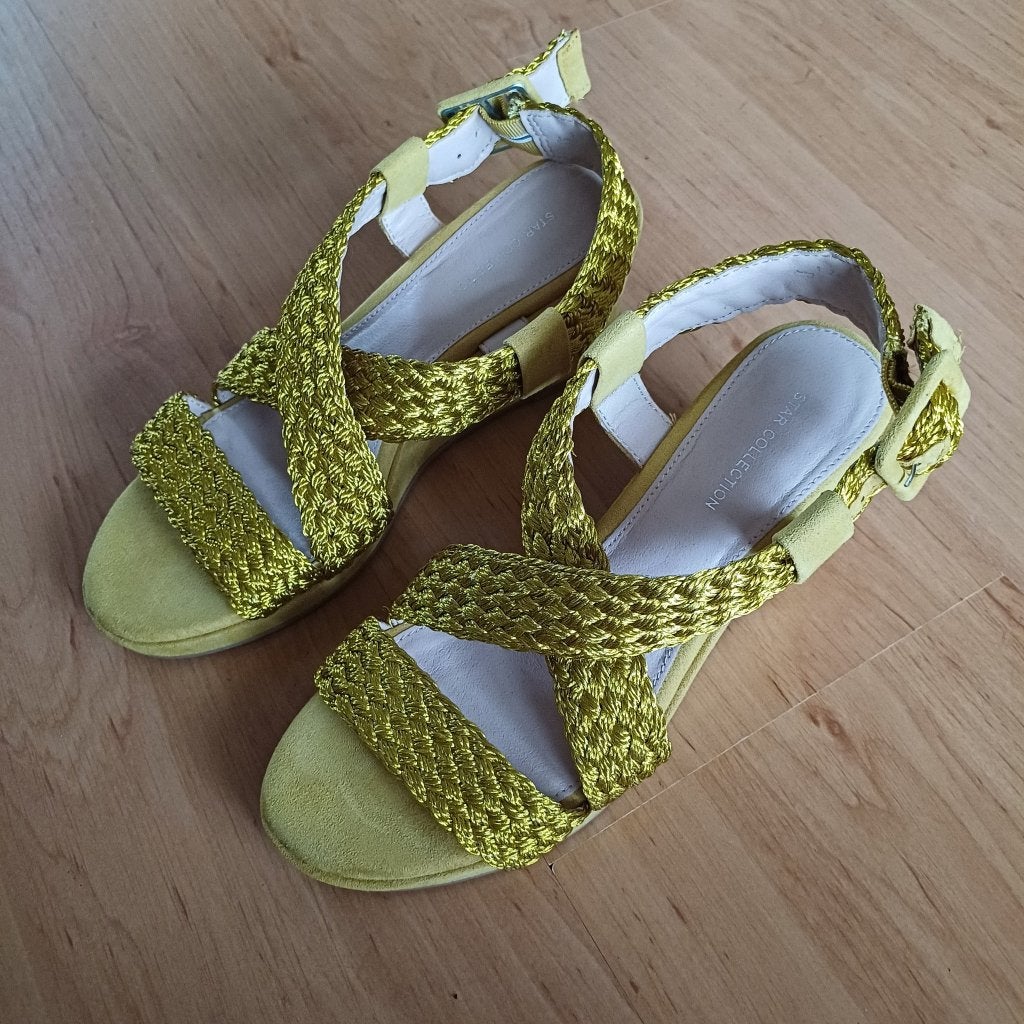 Nieuwe gele sandaal van Star Collection met sleehak maat 37, Kleding | Dames, Schoenen, Geel, Star Collection, Nieuw, Sandalen of Muiltjes