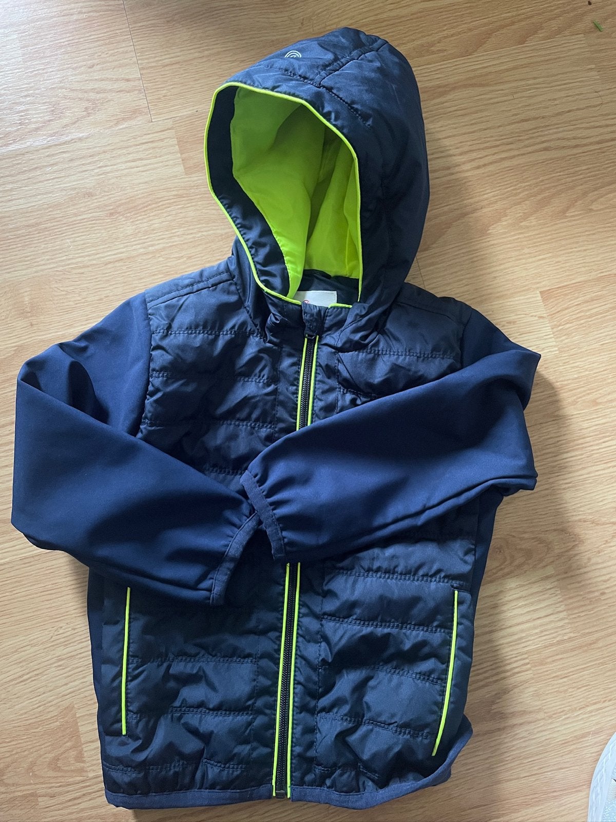 Vingino Jas Maat 110 - Donkerblauw met Neon Accent, Ophalen of Verzenden, Zo goed als nieuw, Jongen of Meisje, Jas