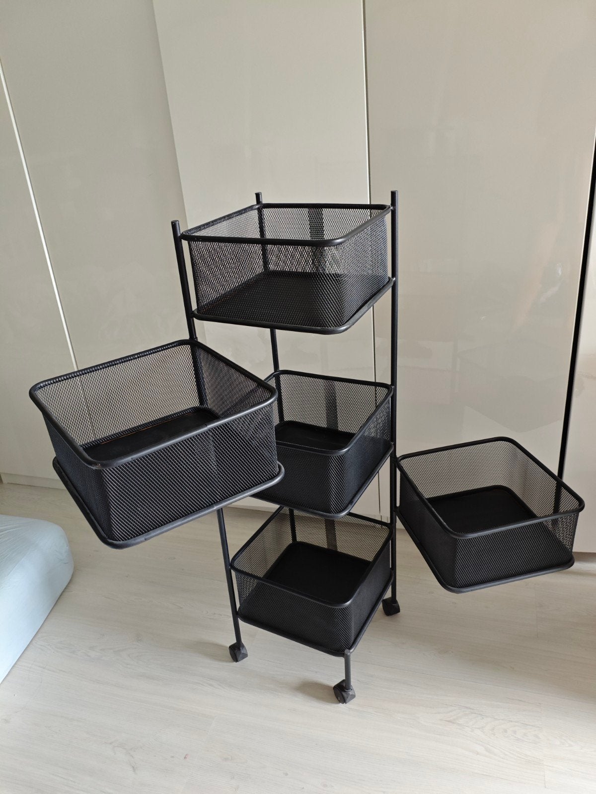 Metalen manden kast, Ophalen