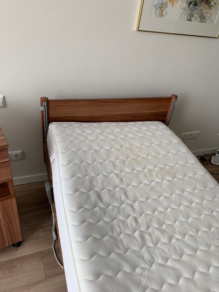 Te koop hoog-laag bed met bijpassend nachtkastje, Ophalen, Verstelbaar, 90 cm, Eenpersoons