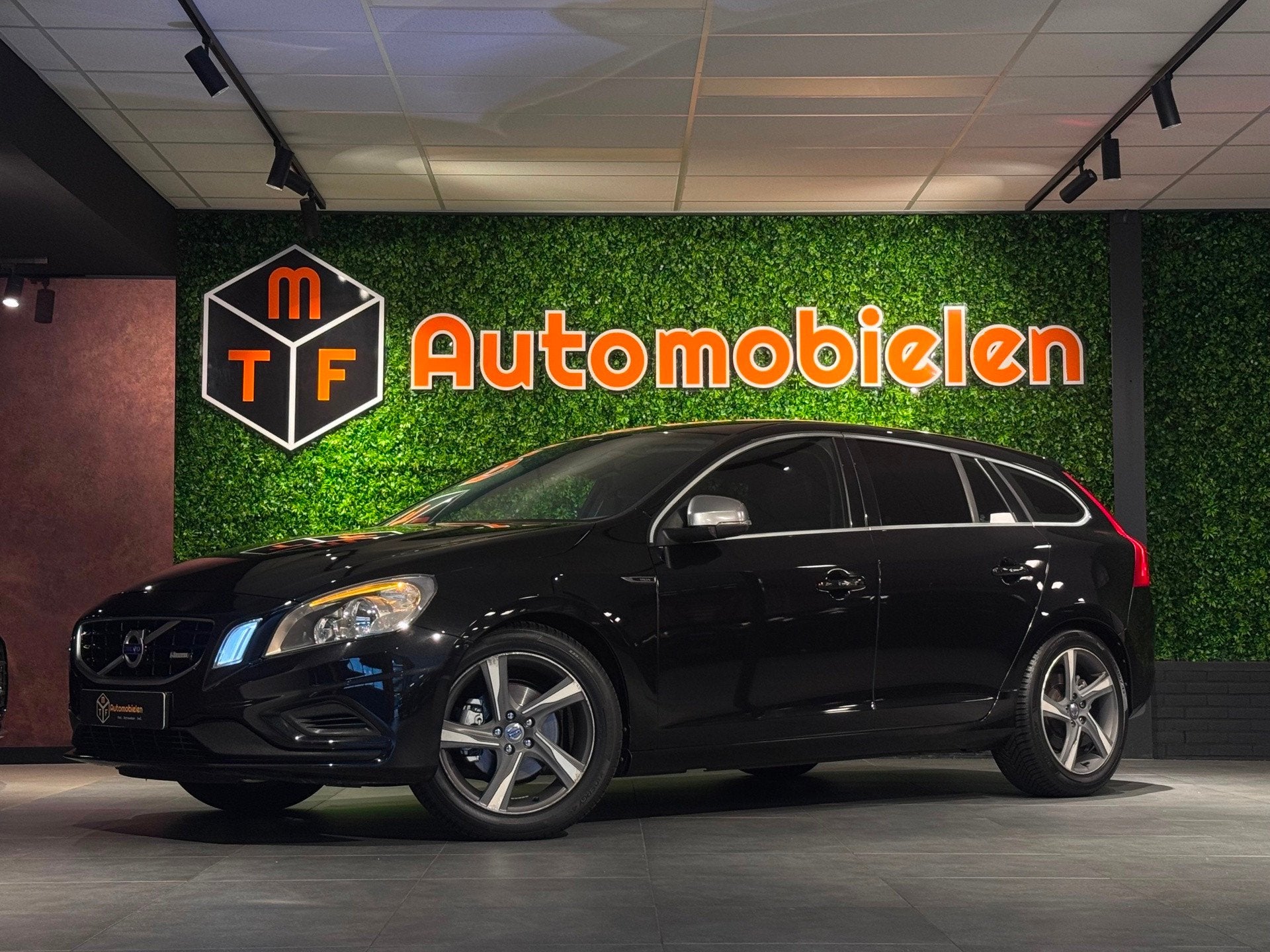 Volvo V60 1.6 T3 R-DESIGN |NAVI|TREKHAAK|OrgNL|DAKDRAGERS, Gebruikt, 4 cilinders, 150 pk, Leder en Stof