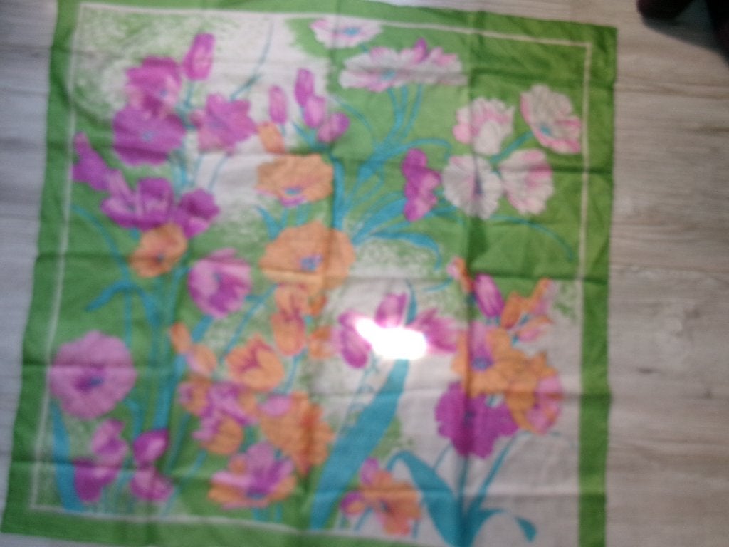 zijde sjaal   bloemen, Kleding | Dames, Mutsen, Sjaals en Handschoenen, Ophalen of Verzenden, Zo goed als nieuw, Maat 46/48 (XL) of groter