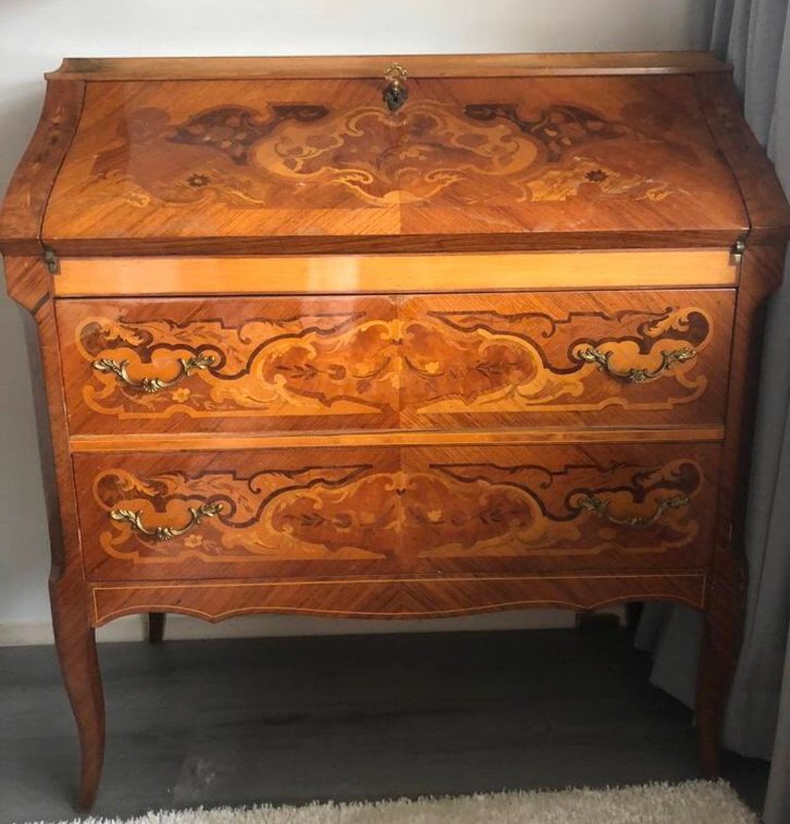 Antiek-stijl bureau met fijn ingelegd houtsnijwerk, Ophalen